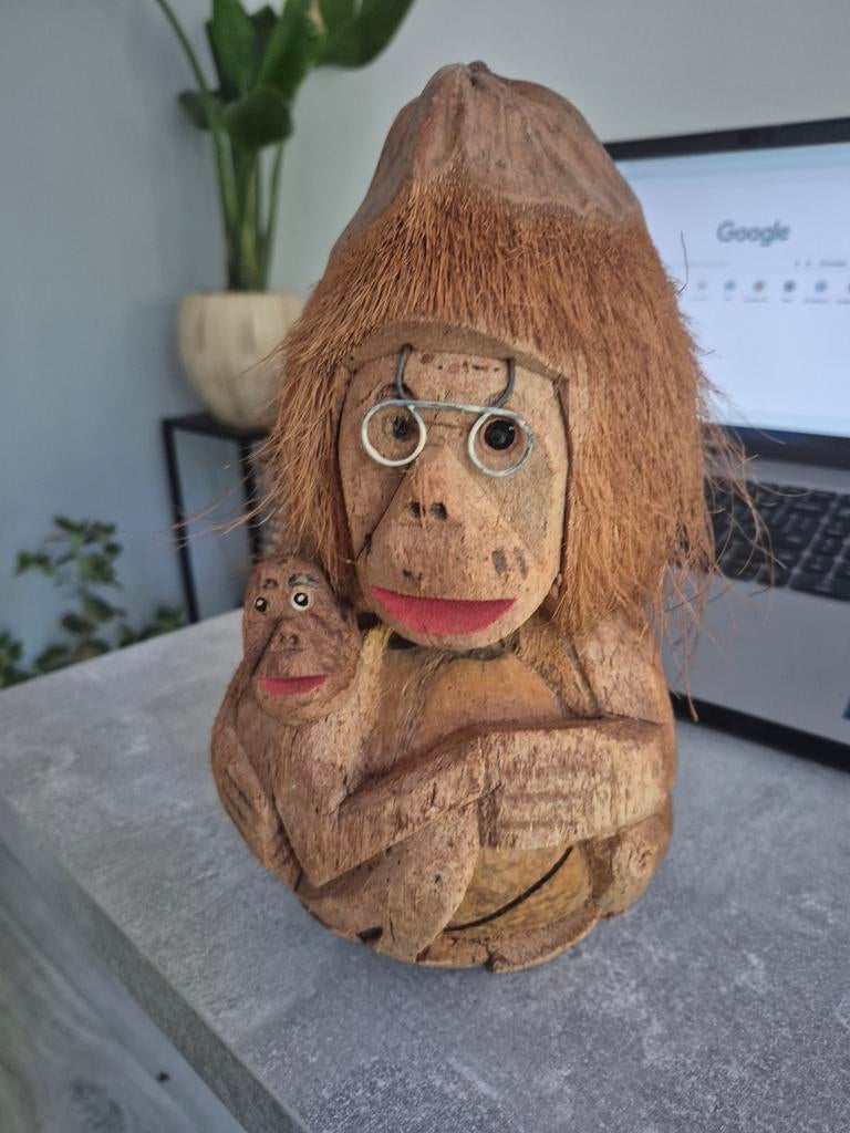 Unieke Kokosnoot Aap Moeder en Kind Beeldje, Natuurlijk materiaal, Ophalen of Verzenden, 20 - 50 cm, Beeld