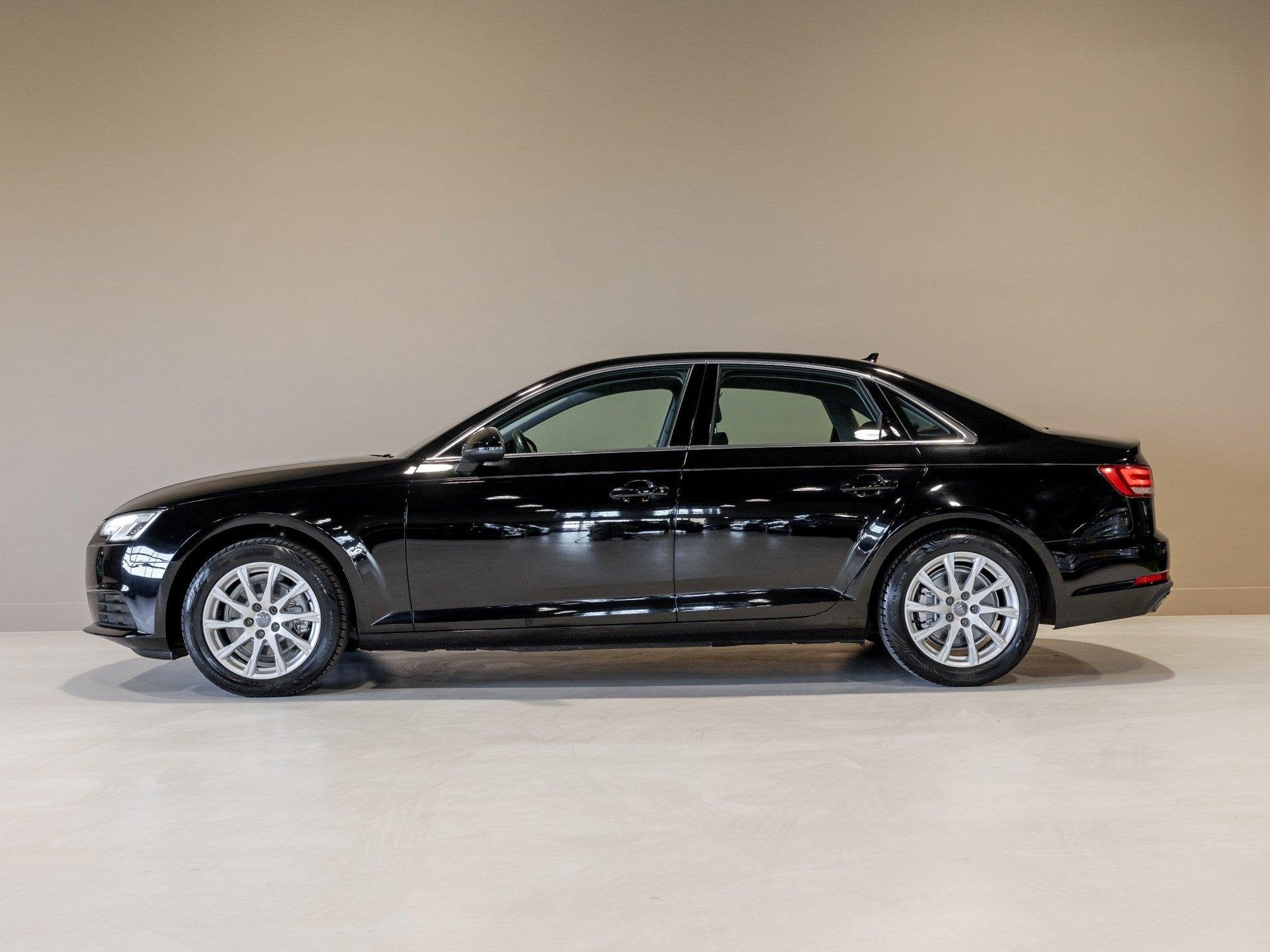 Audi A4 Limousine 35 TFSI Launch edition Business / 150pk /, Auto's, Stof, Gebruikt, 4 cilinders, A4