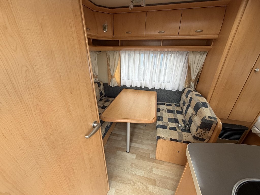 Foto 6 van Hobby De Luxe 400 SF Isabella voortent