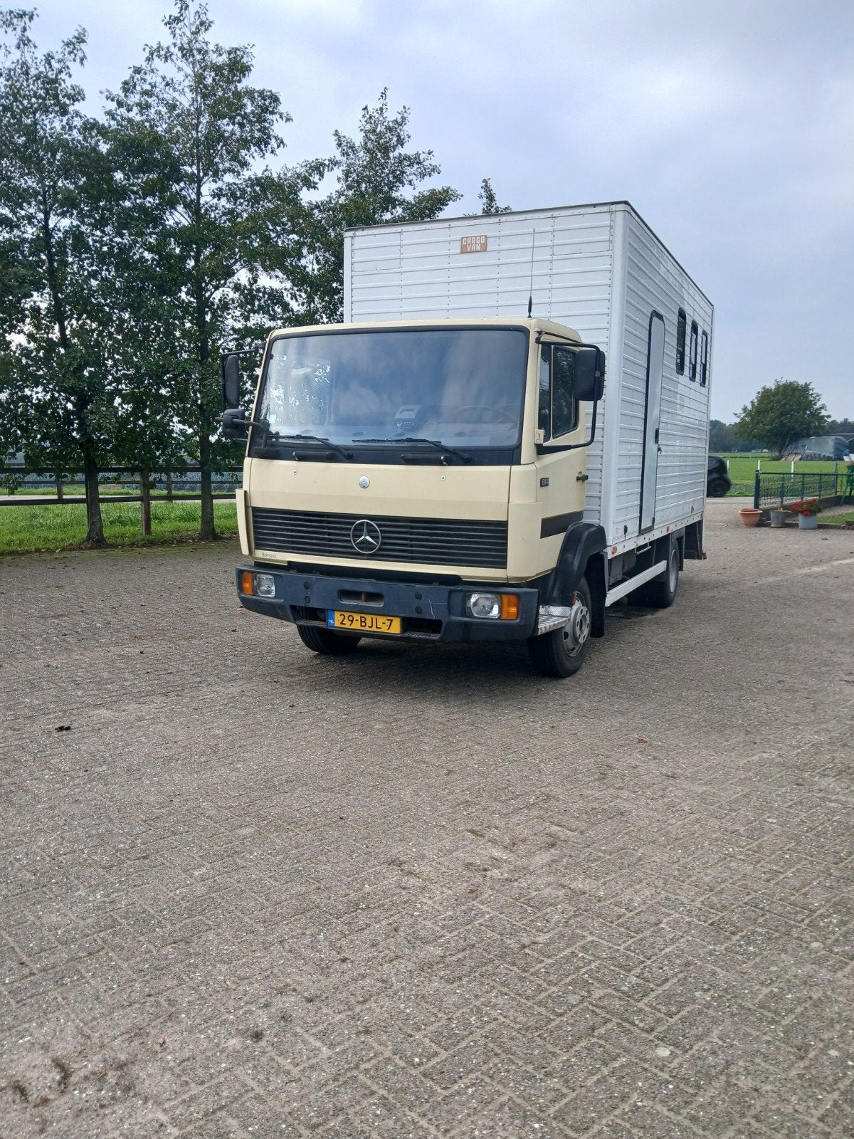 mercedes 814 paardenvrachtwagen, Auto's, Euro 2, Achterwielaandrijving, Beige, Particulier