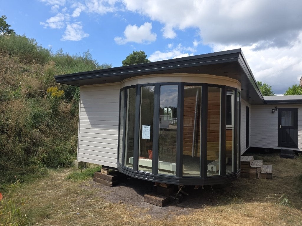 RUIM L-CHALET MET 3 (SLAAP)KAMERS - OK290, Caravans en Kamperen, Stacaravans, Tot en met 4
