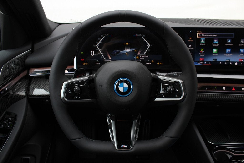 BMW i5 Touring eDrive40 M Sport / Panoramadak / Trekhaak / B, Auto's, BMW, Automaat, Achterwielaandrijving, Zwart, Stoelverwarming