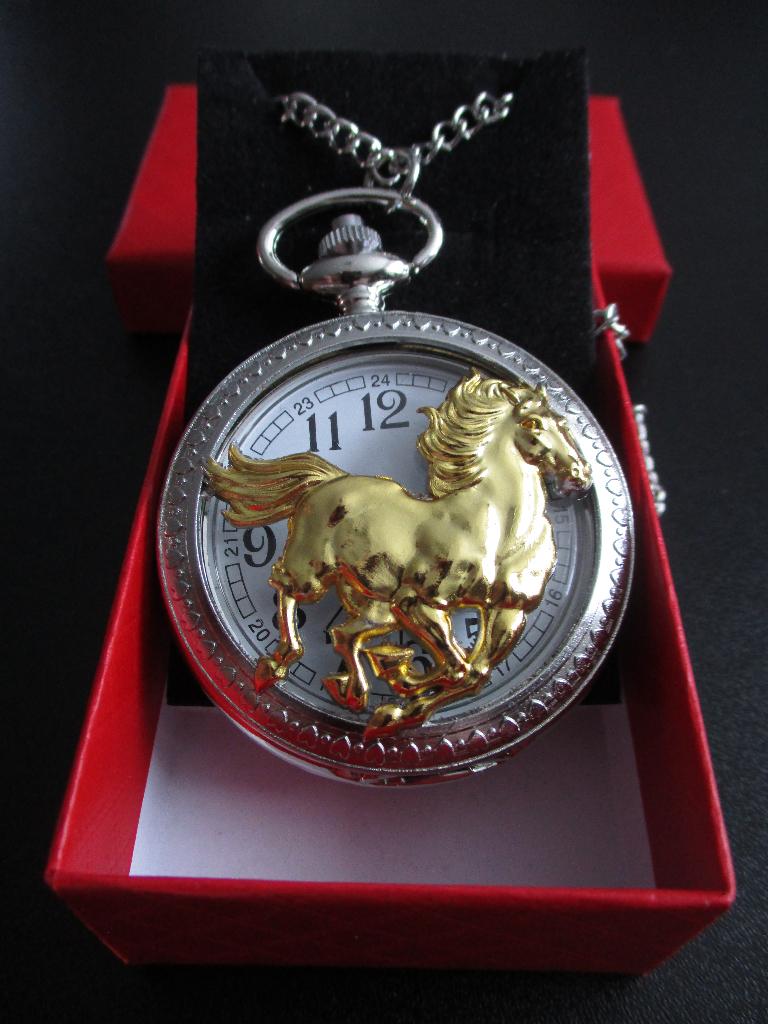 Mooi ZAKHORLOGE met PAARD-afbeelding in Kado-doosje., Ophalen of Verzenden, Nieuw, Zakhorloge, Overige merken
