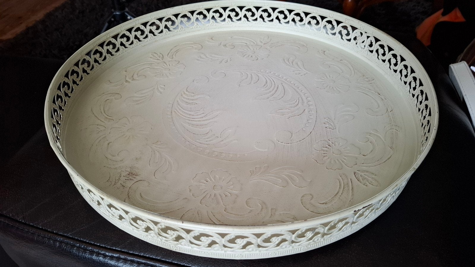 Brocante rond dienblad met bloemenreliëf, Ophalen, Rond, Geribbeld, Zo goed als nieuw