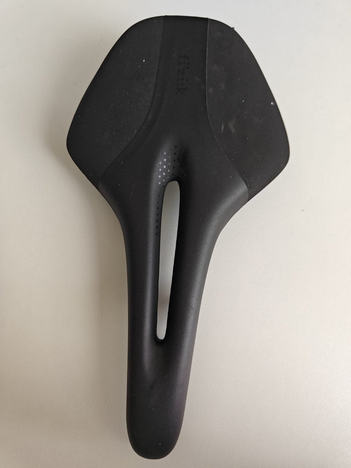 Fizik racefietszadel, 23,5-24 cm lang, 13,5-14 cm breed, Fietsen en Brommers, Fietsonderdelen, Gebruikt, Zadel, Kunststof, Racefiets