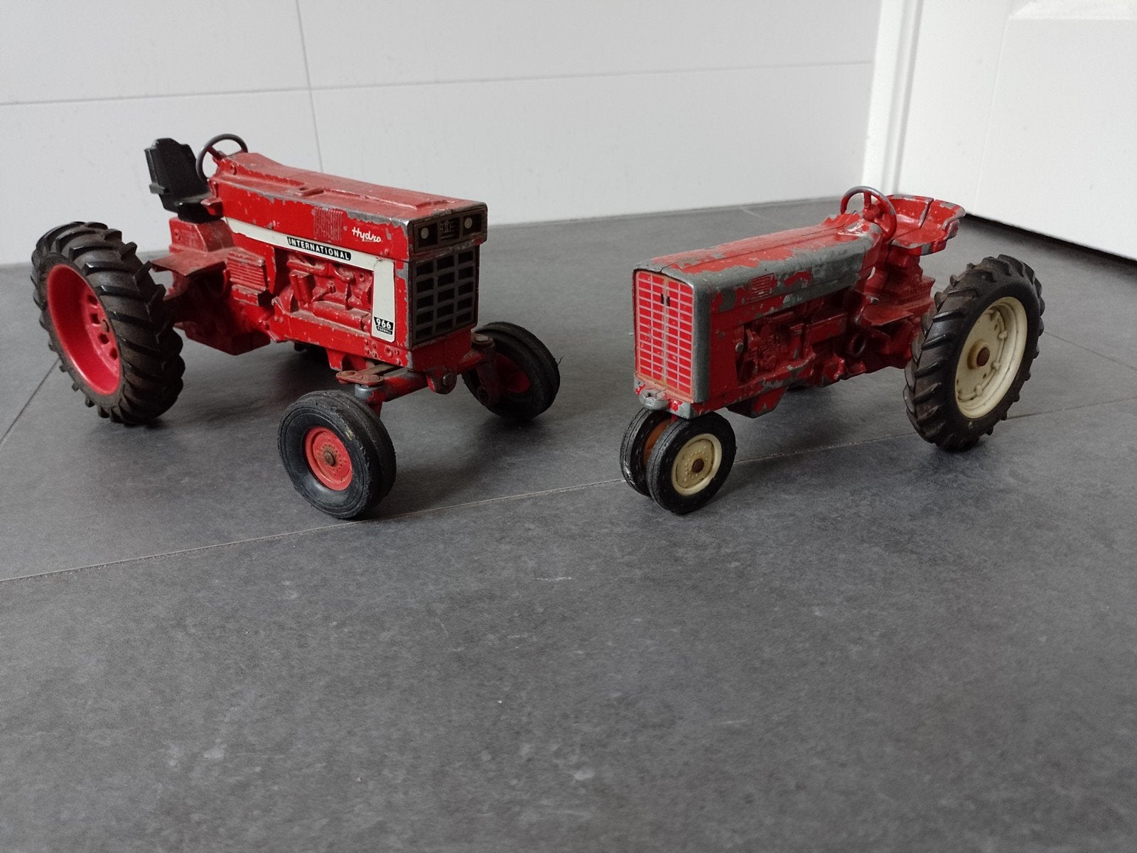 2 Ertl CO International 966 tractor Made in USA, Ophalen of Verzenden