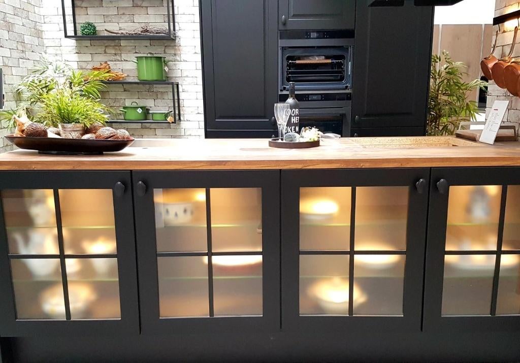 nobilia showroom keuken, lak zwart mat, kookeiland, SYLT, Ophalen, Zwart, Met kookeiland, Nieuw