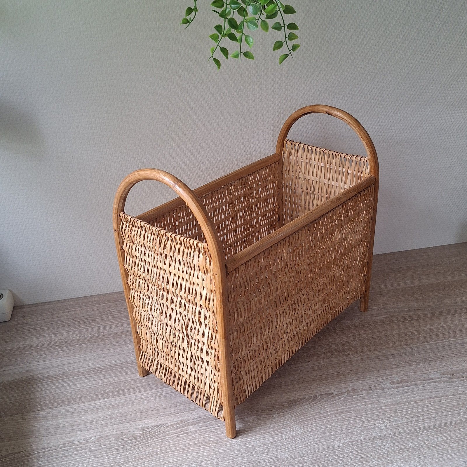 Vintage rieten rotan bamboe lectuur kranten tijdschrift mand, Krantenbak, Ophalen of Verzenden, Zo goed als nieuw