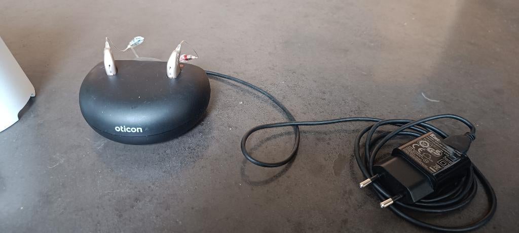 Oticon Zircon 2 gehoorapparaten + Lader + Dry-Cap UV, Diversen, Verpleegmiddelen, Ophalen of Verzenden, Zo goed als nieuw