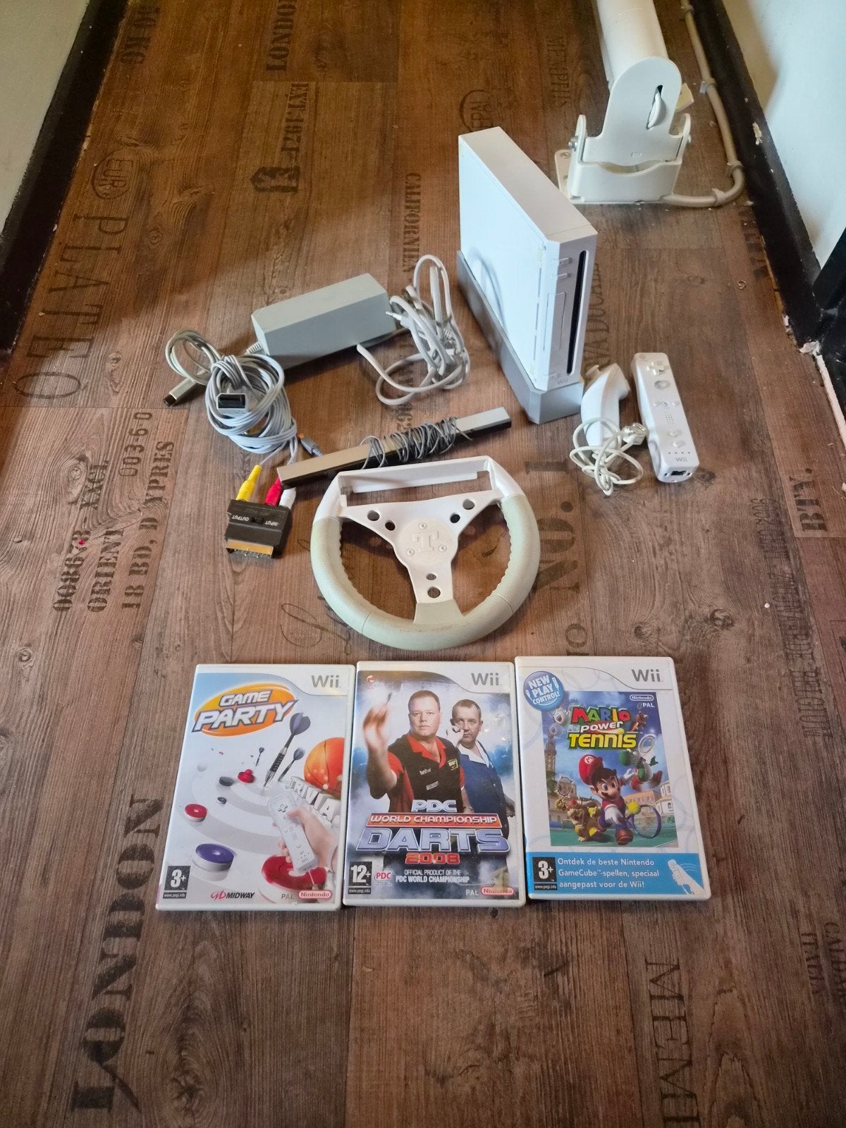 Wii Console Bundel met Controllers, Stuur en 3 Games, Spelcomputers en Games, Ophalen of Verzenden, Zo goed als nieuw, Met 2 controllers