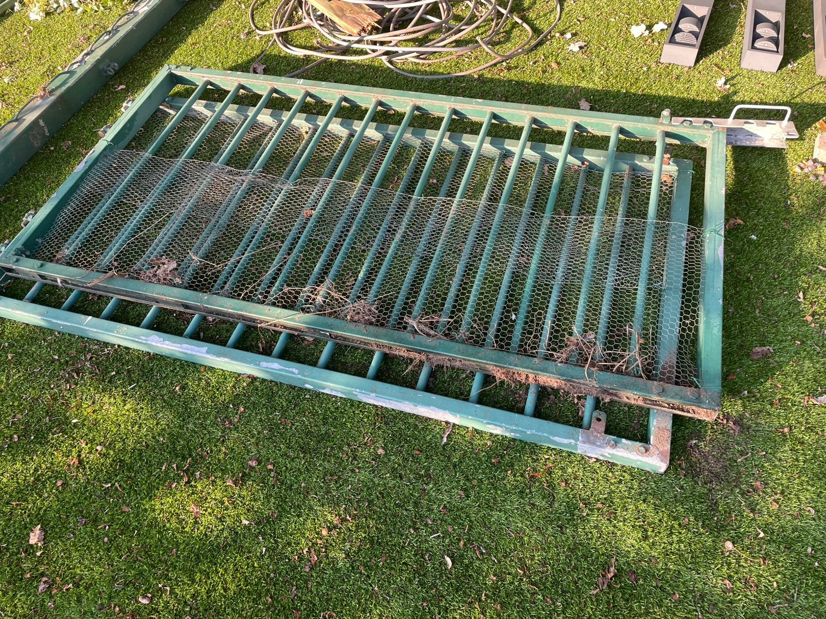 Stevig oud metalen/ijzeren hekwerk inclusief palen – ophalen, Ophalen, Met poort, Gebruikt, Gaashekwerk