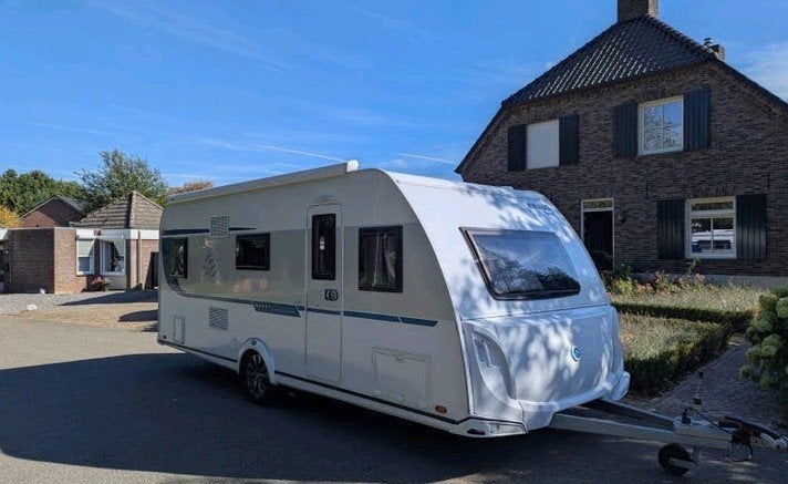 Knaus Sport 580 QS 2019 stapelbed, Fransbed, Mover en Luifel, Rondzit, Particulier, 5 tot 6 meter, Tot en met 6