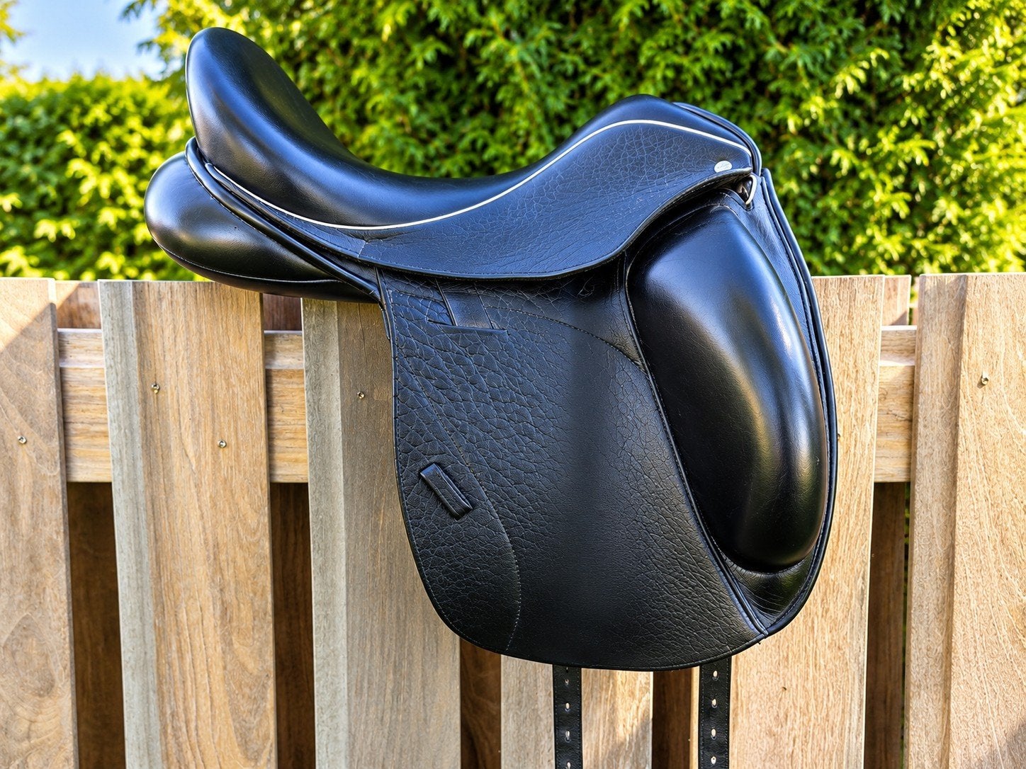Prachtig Custom Icon Flight in 17,5 inch – MW dressuur zadel, L (17.5 inch), Close contact, Dressuur, Ophalen of Verzenden