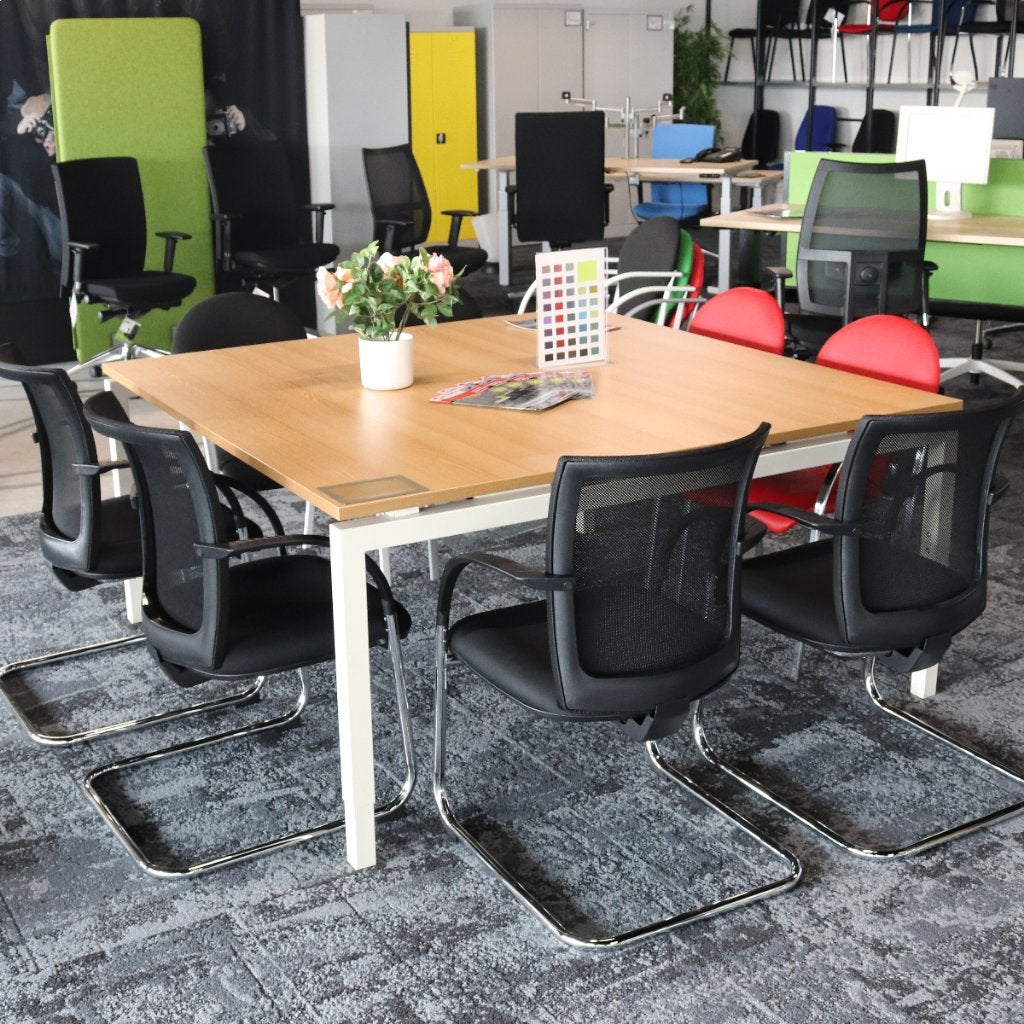 Kantoormeubelen nieuw en gebruikt. Bureaus en bureaustoelen, Ophalen of Verzenden, Zo goed als nieuw