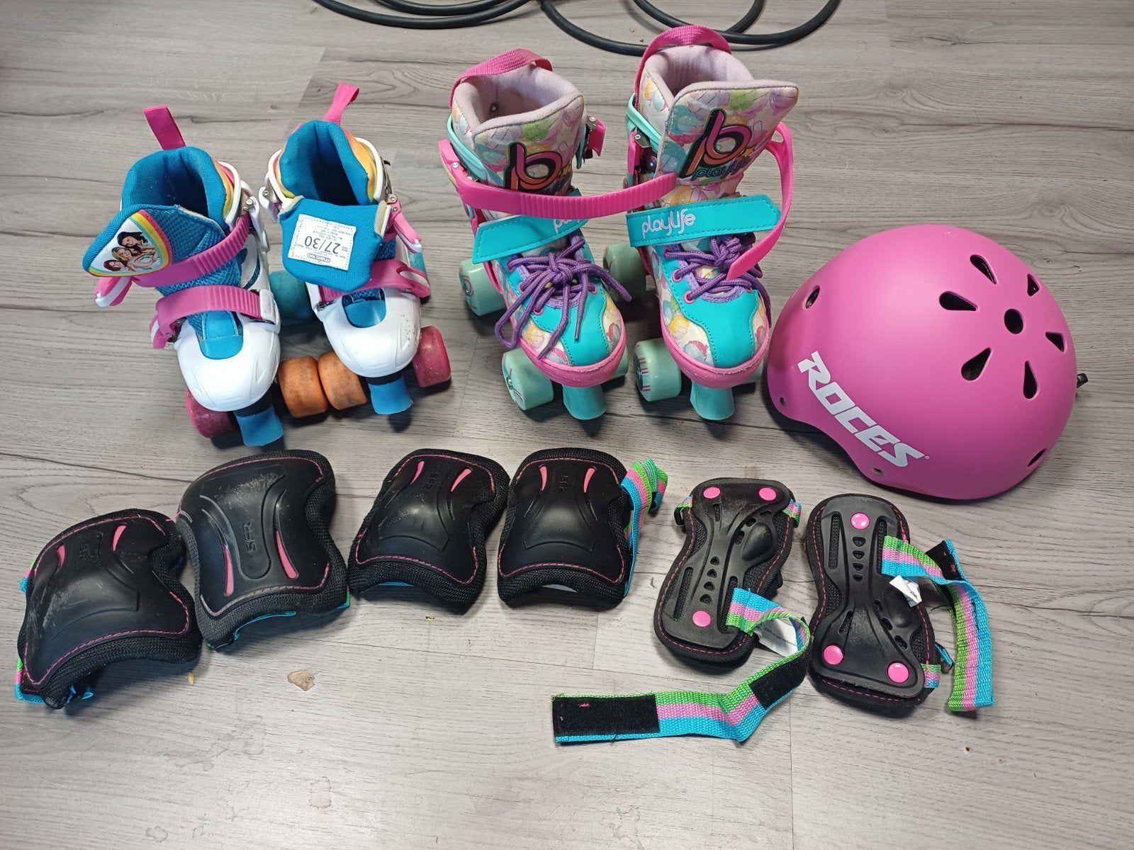 Complete rolschaatsset: 2 paar, helm en beschermers, Kinderen en Baby's, Speelgoed | Buiten | Rolschaatsen, Ophalen, Verstelbaar