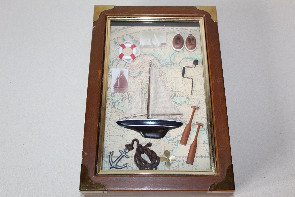 Houten sleutelkast met diorama zeilboot, Antiek en Kunst, Ophalen of Verzenden