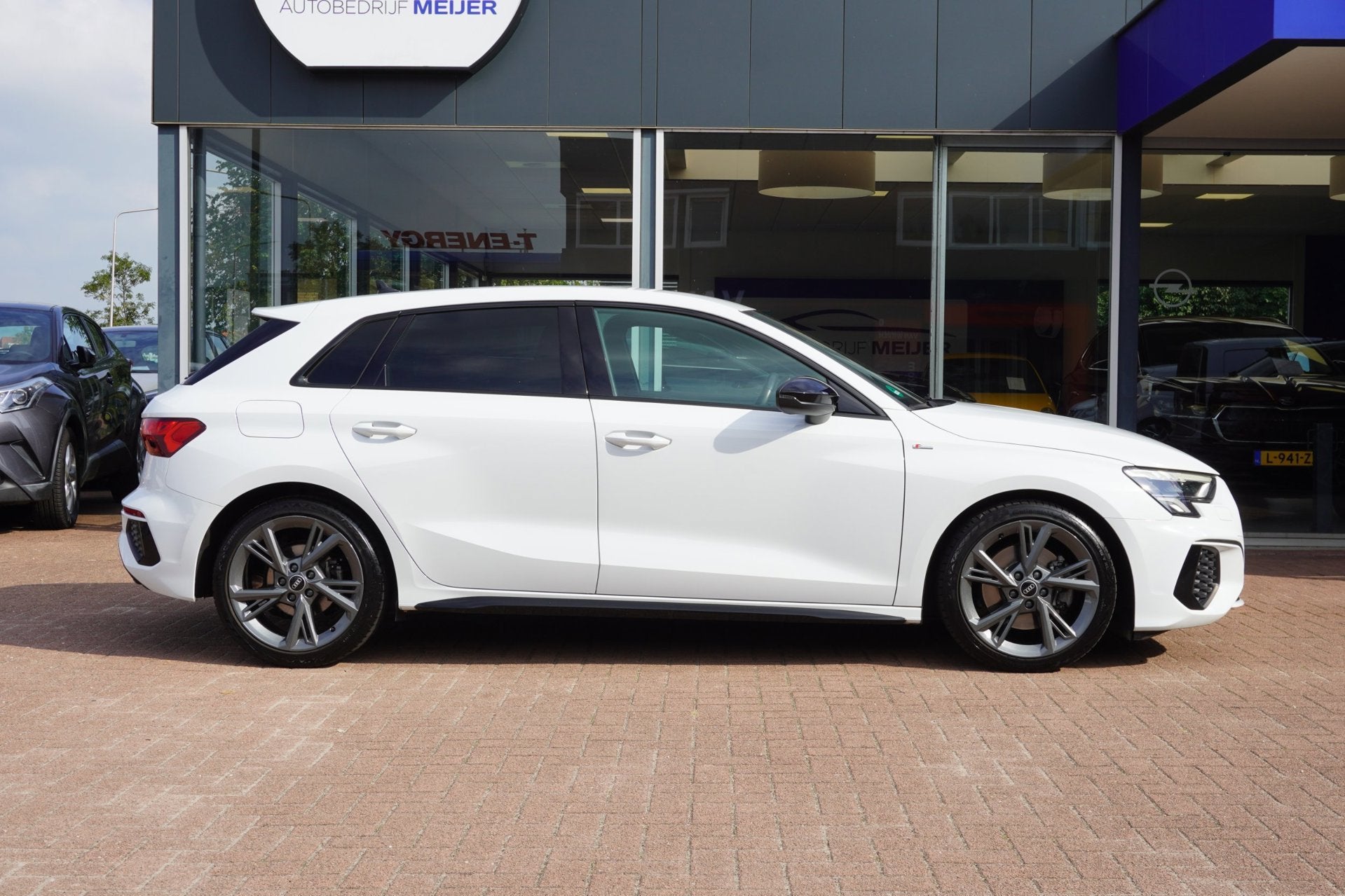 Foto 3 van Audi A3 Sportback 35 TFSI S edition Automaat | Airco | CarPl