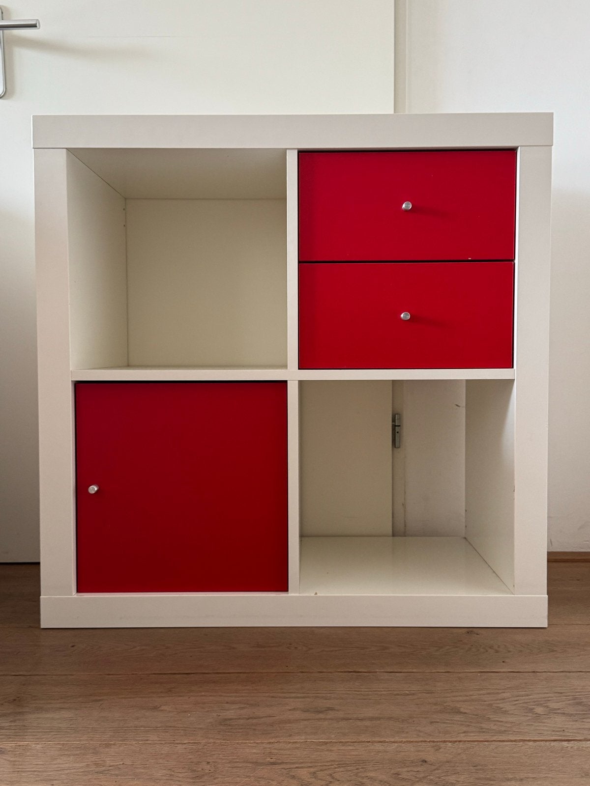 IKEA Kallax kast met rode lades en deurtje, Huis en Inrichting, Ophalen, Gebruikt