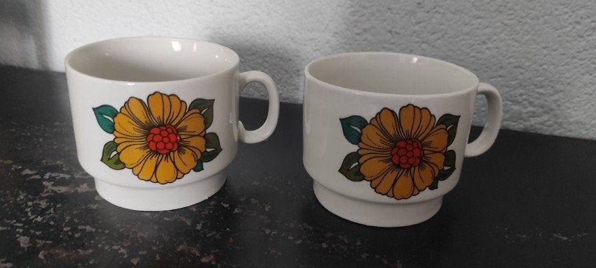 Vintage koppen mokken met gele bloem 2x, Gebruikt, Overige merken, Ophalen of Verzenden, Overige stijlen