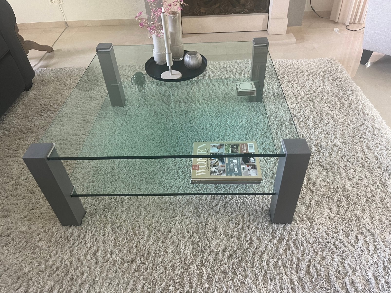 Moderne salontafel, licht grijze houten poten in nieuwstaat, 100 tot 150 cm, Modern en strak, Vierkant, 50 tot 100 cm