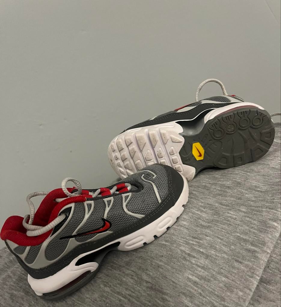 Nike sportschoenen voor kinderen - Grijs/Rood, Kinderen en Baby's, Babykleding | Schoentjes en Sokjes, Ophalen of Verzenden, Zo goed als nieuw