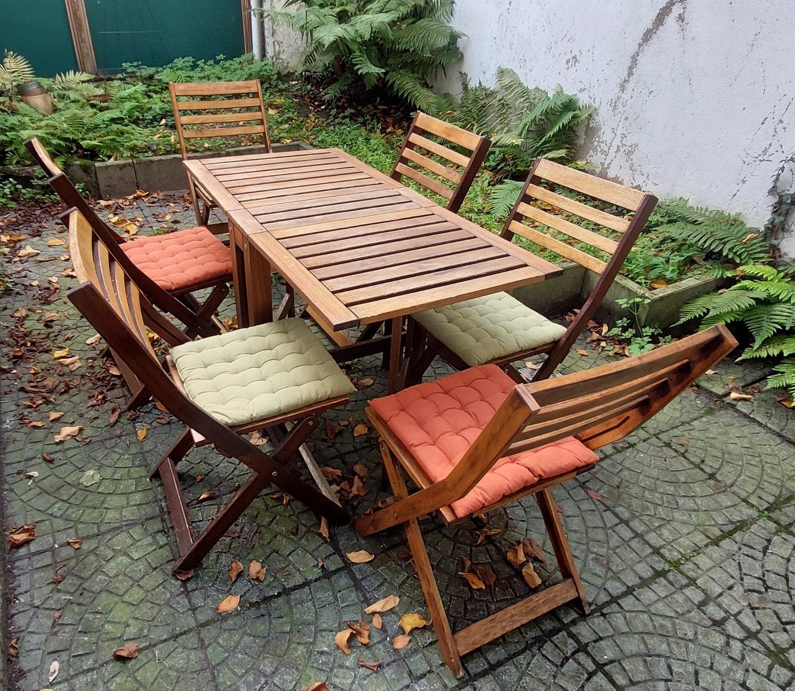 Houten Tuinset: 1 Tafel, 6 Stoelen & 6 Kussens