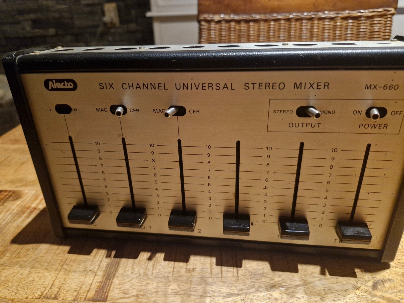 Alecto MX-660 Zes Kanaals Universele Stereo Mixer, Ophalen of Verzenden, Gebruikt, Minder dan 5 kanalen, Microfooningang