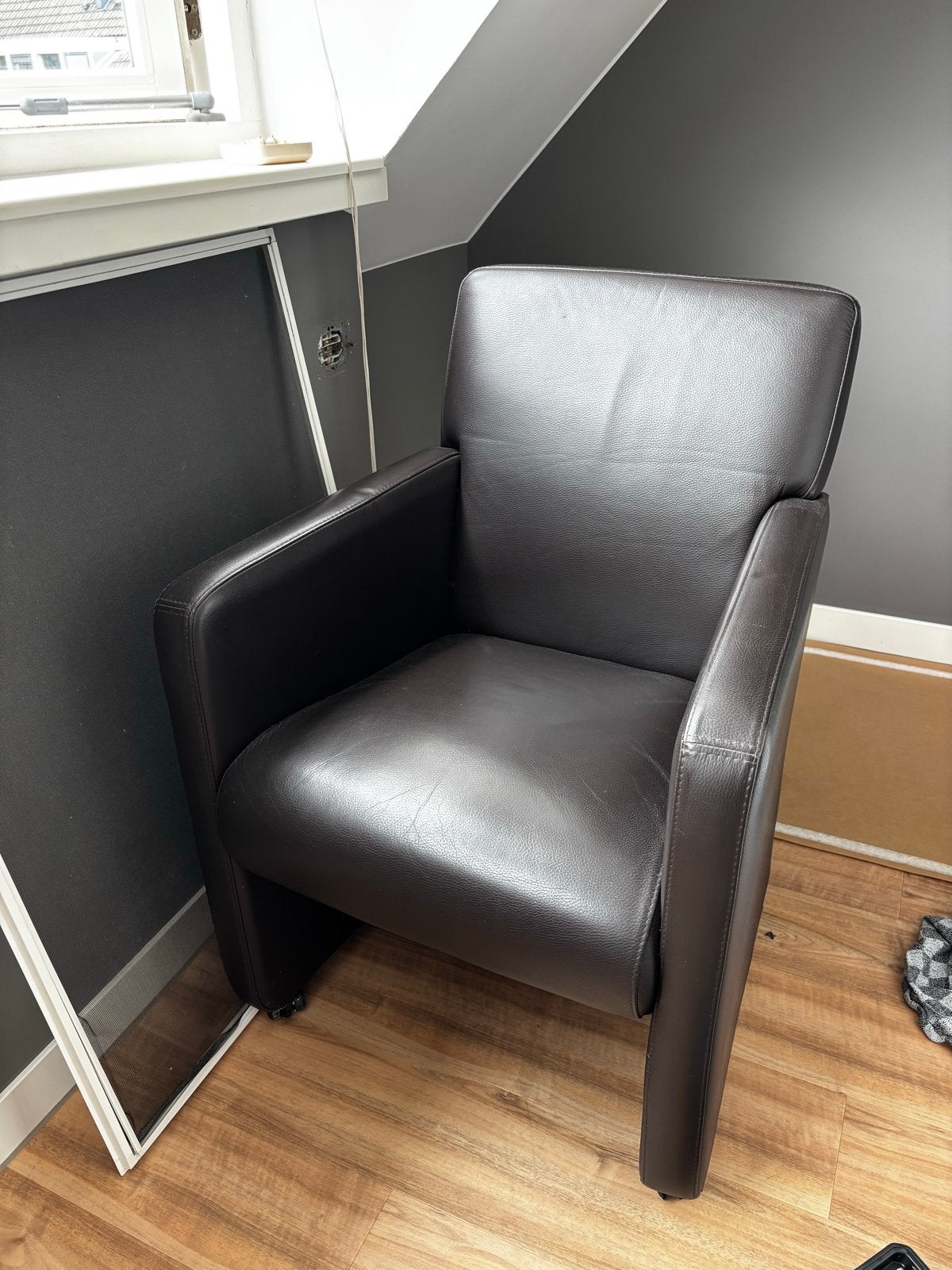 Comfortabele donkerbruine leren fauteuil, Huis en Inrichting, Stoelen, Ophalen, Gebruikt, Bruin, Leer