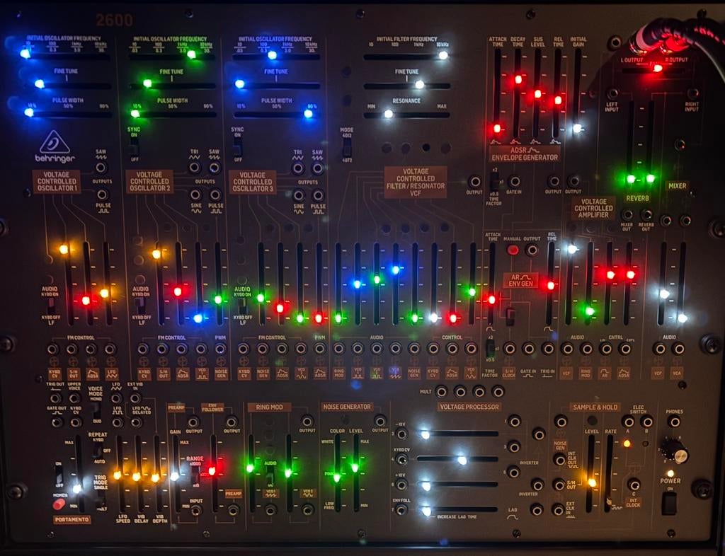 Behringer 2600 in metalen 8U rack. Nieuwstaat!, Met midi-aansluiting, Overige aantallen, Zo goed als nieuw, Ophalen