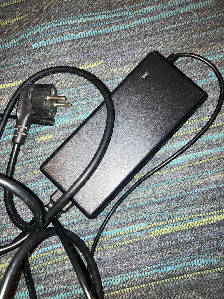 42v 3 pin oplader, Fietsen en Brommers, Ophalen of Verzenden, Zo goed als nieuw