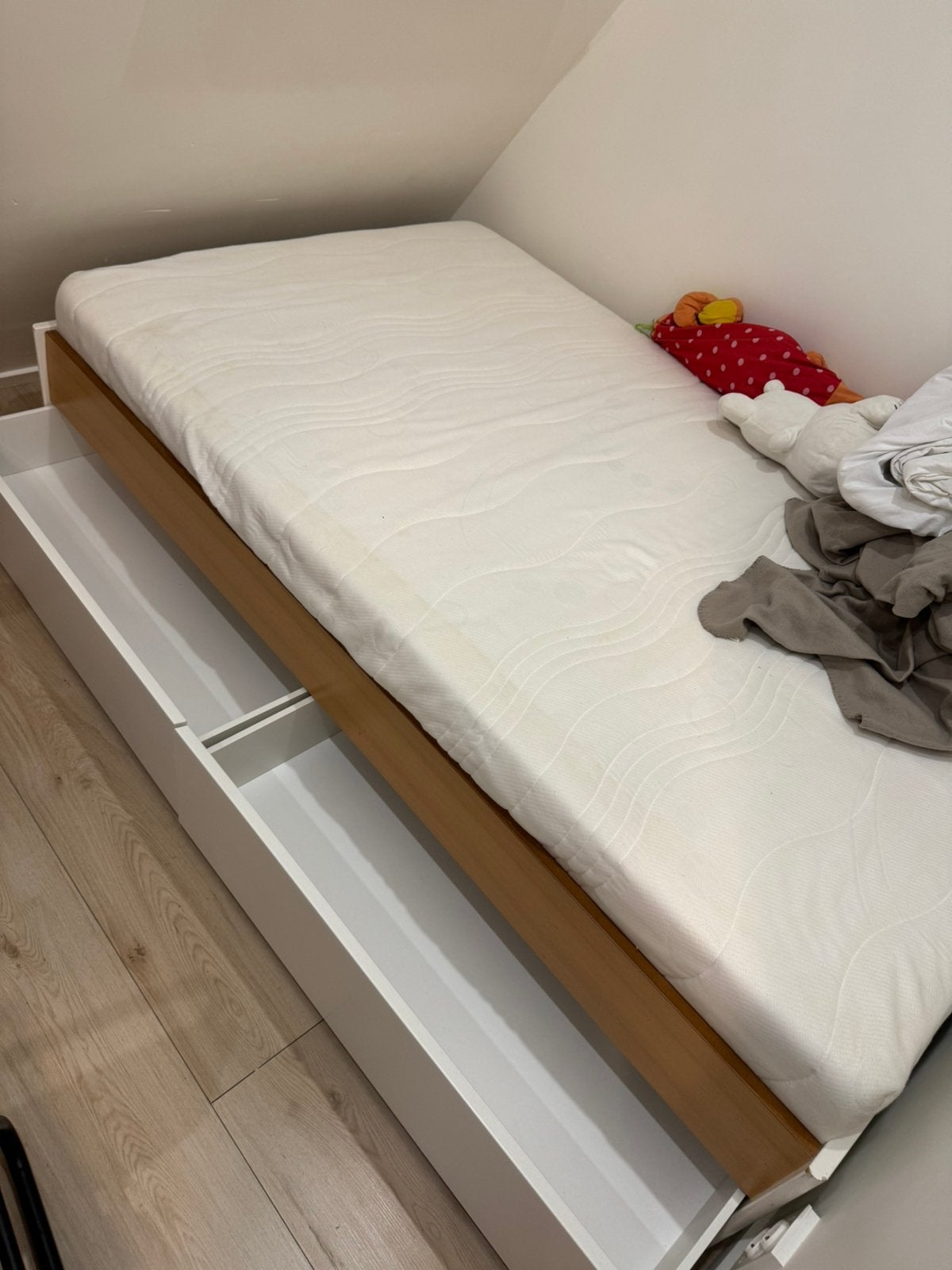 bed with drawers storage 120x200, Huis en Inrichting, Ophalen of Verzenden, Zo goed als nieuw, Twijfelaar, 120 cm