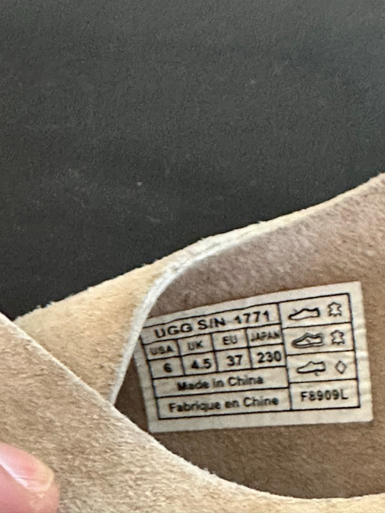 UGG Sandalen met sleehak - Maat 37, Ophalen of Verzenden, Gedragen, Beige, Sandalen of Muiltjes