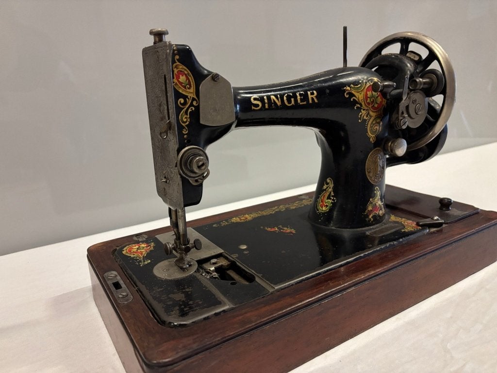 Antieke Singer handnaaimachine met handzwengel en kap, Ophalen of Verzenden