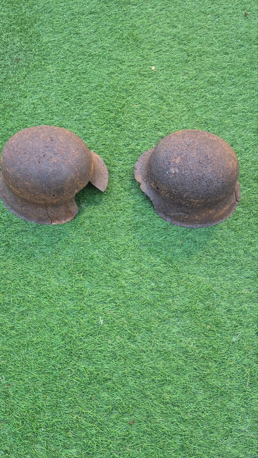 2x Duitse WO2 Stahlhelm bodemvondst, Ophalen of Verzenden, Landmacht, Duitsland, Helm of Baret