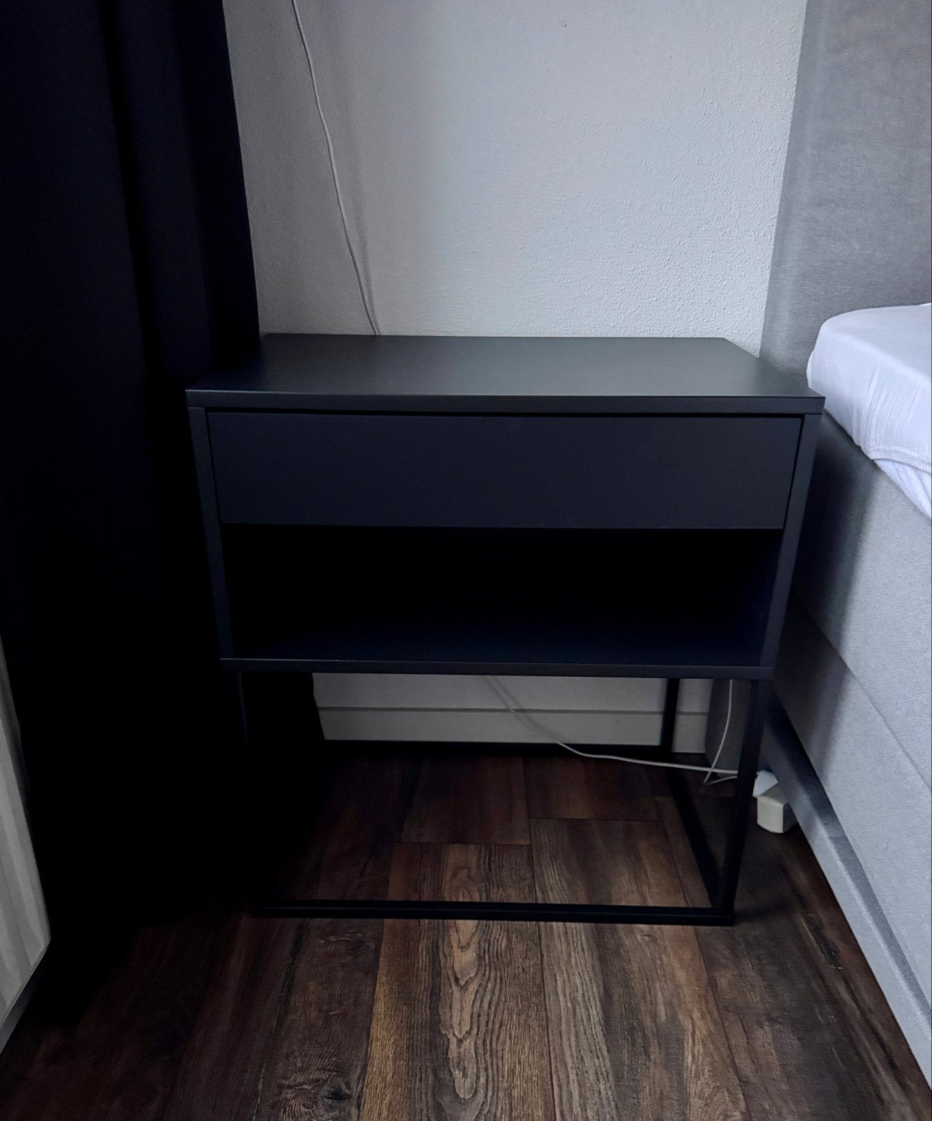 2x Ikea Vikhammer nachtkastje zwart - MOET SNEL WEG, Ophalen, Zo goed als nieuw, 45 tot 65 cm, 55 tot 70 cm