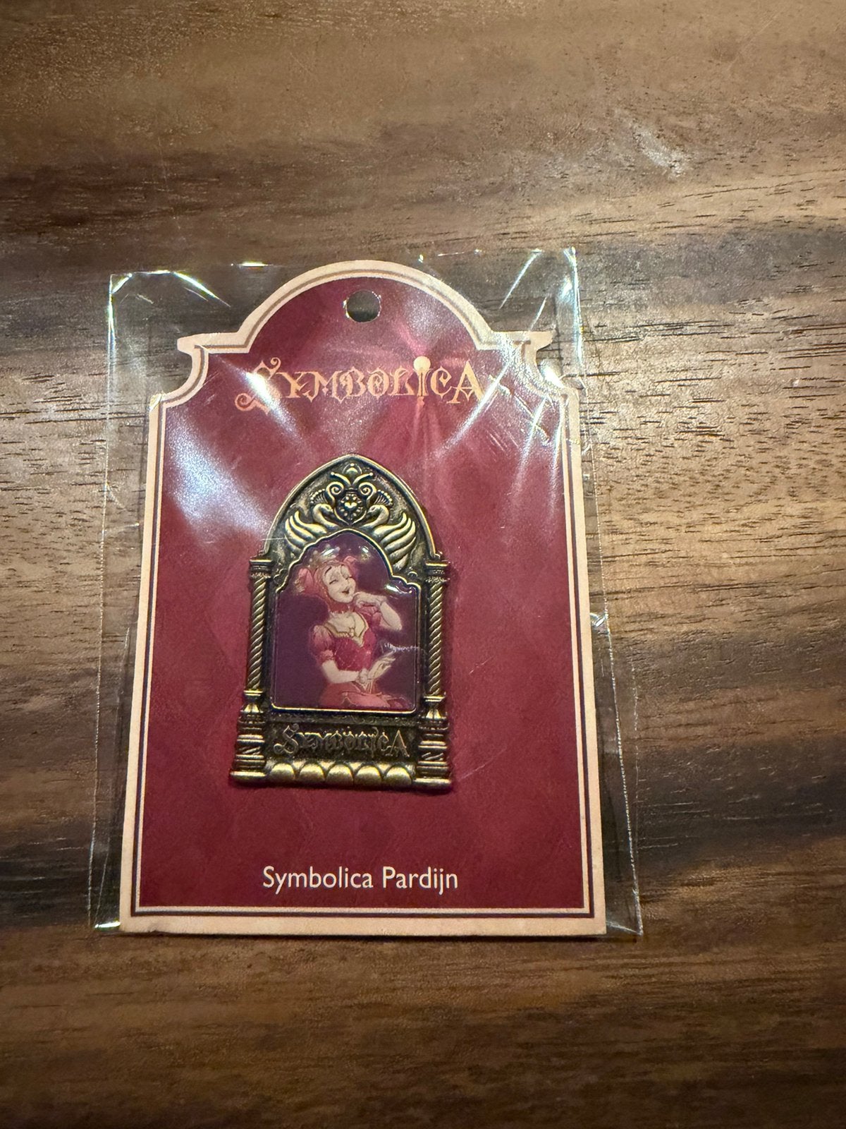 Efteling pin Symbolica Pardijntje op kaartje, Ophalen of Verzenden, Zo goed als nieuw, Button of Speldje