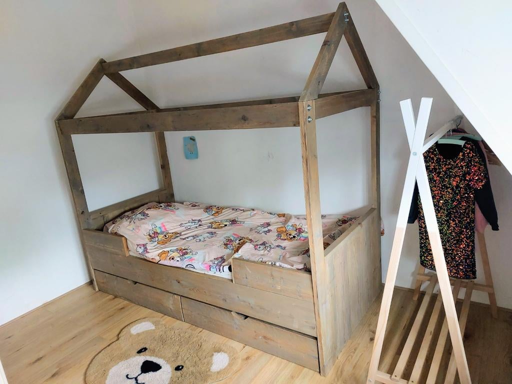 Leuk huisjes bed! Zeer stevig robuust bed / massief hout, Ophalen, 85 tot 100 cm, Zo goed als nieuw, Matras