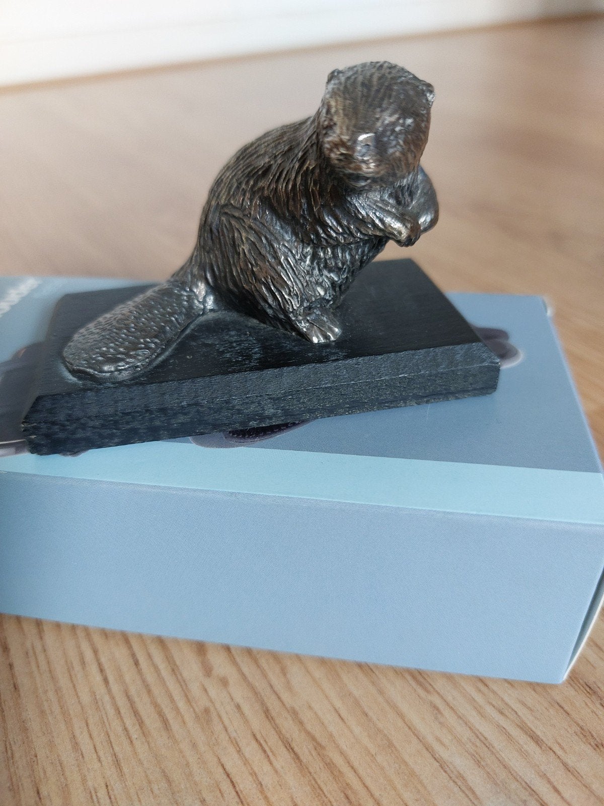 Verzilverd miniatuurbeeldje WWF Bever, Verzenden