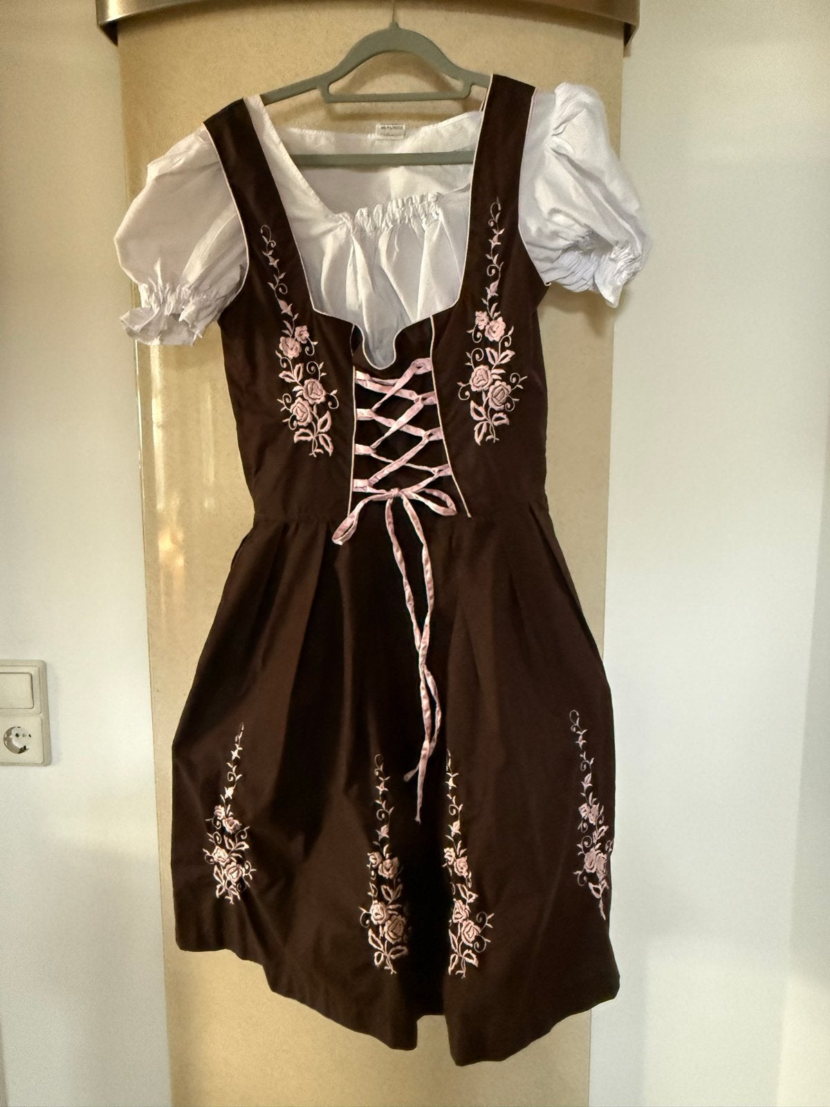 Traditionele Dirndl Tirolerjurk met Roze Borduurwerk, Ophalen of Verzenden, Zo goed als nieuw
