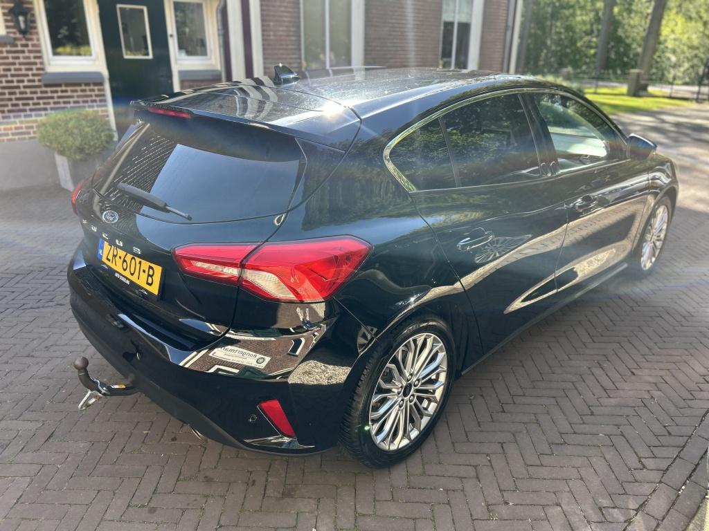 Ford Focus 1.0 125pk Tit. Bns Navi, Carplay, 17” LMV, Trek, Gebruikt, Euro 6, Met garantie (alle), Zwart