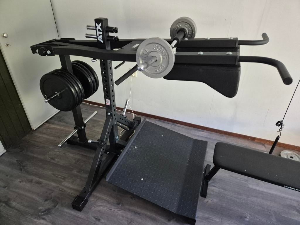 ATX SQM 700 Lever Arm Squat PRO Machine, Sport en Fitness, Fitnessapparatuur, Zo goed als nieuw, Krachtstation, Armen, Benen, Borst