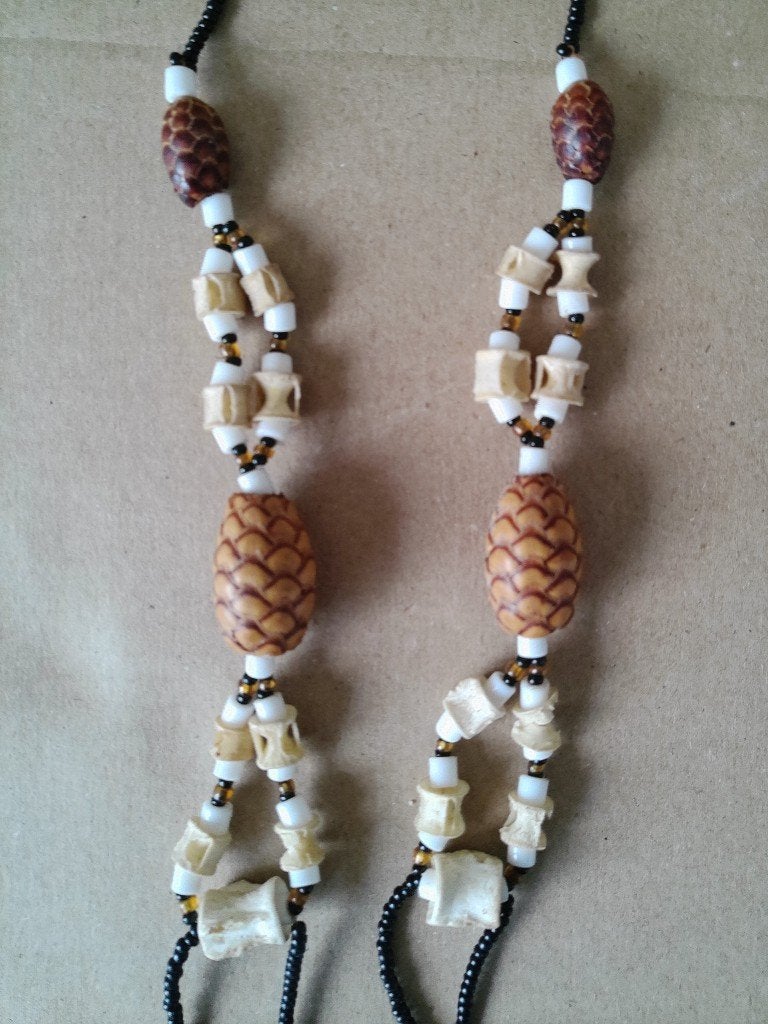 Afrikaanse amulet ketting dennenappels en bot of schelp 34cm, Sieraad, Natuurlijk materiaal, Afrika, Handgemaakt