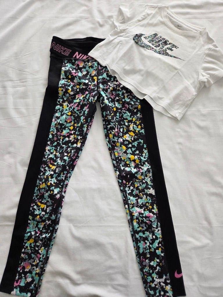 Nike pakje, legging en top, maat 134, Meisje, Ophalen of Verzenden, Zo goed als nieuw, Setje