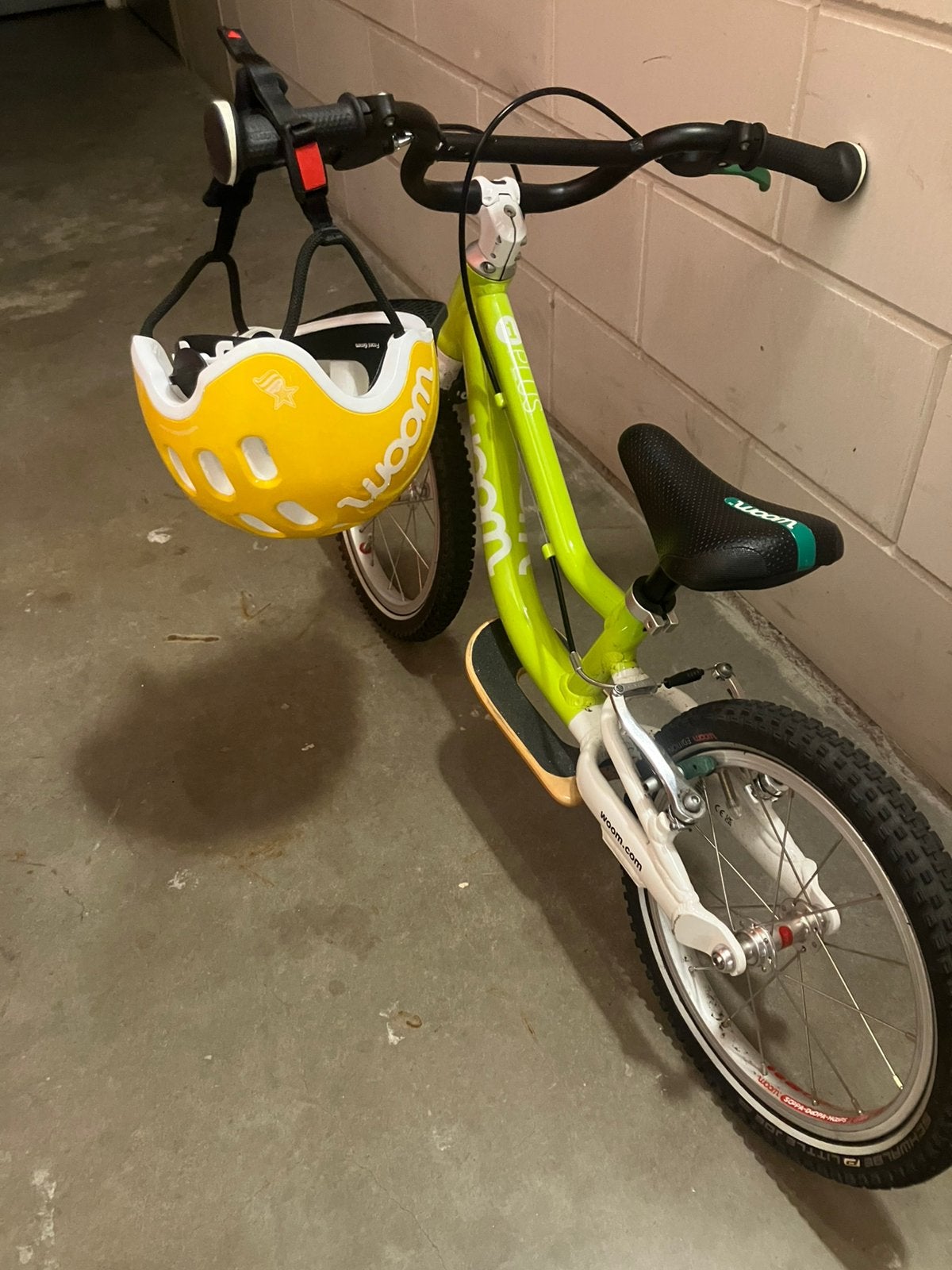 Woom 1 Plus + Helmet, Fietsen en Brommers, Ophalen of Verzenden, Zo goed als nieuw, Minder dan 16 inch