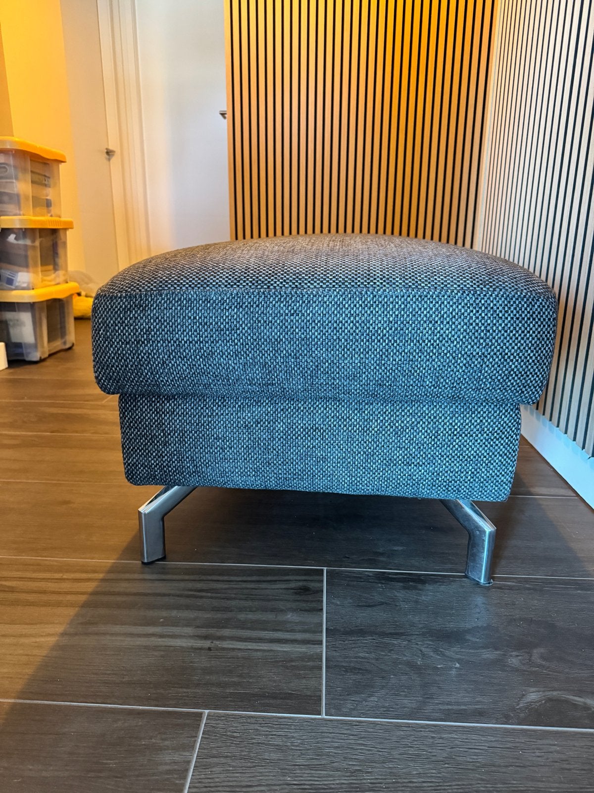 Comfortabele Montèl poef met metalen poten, Ophalen, Gebruikt, 100 tot 125 cm, Stof