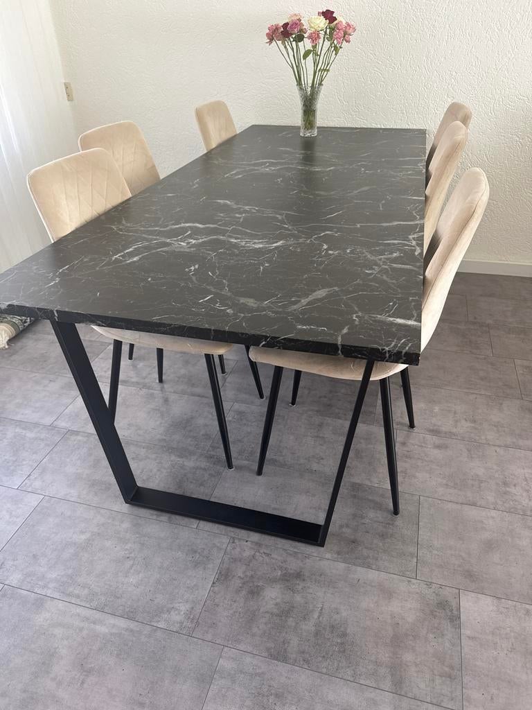 Moderne eettafel met marmerlook blad en zwart onderstel, 100 tot 150 cm, Zo goed als nieuw, Metaal, Vier personen