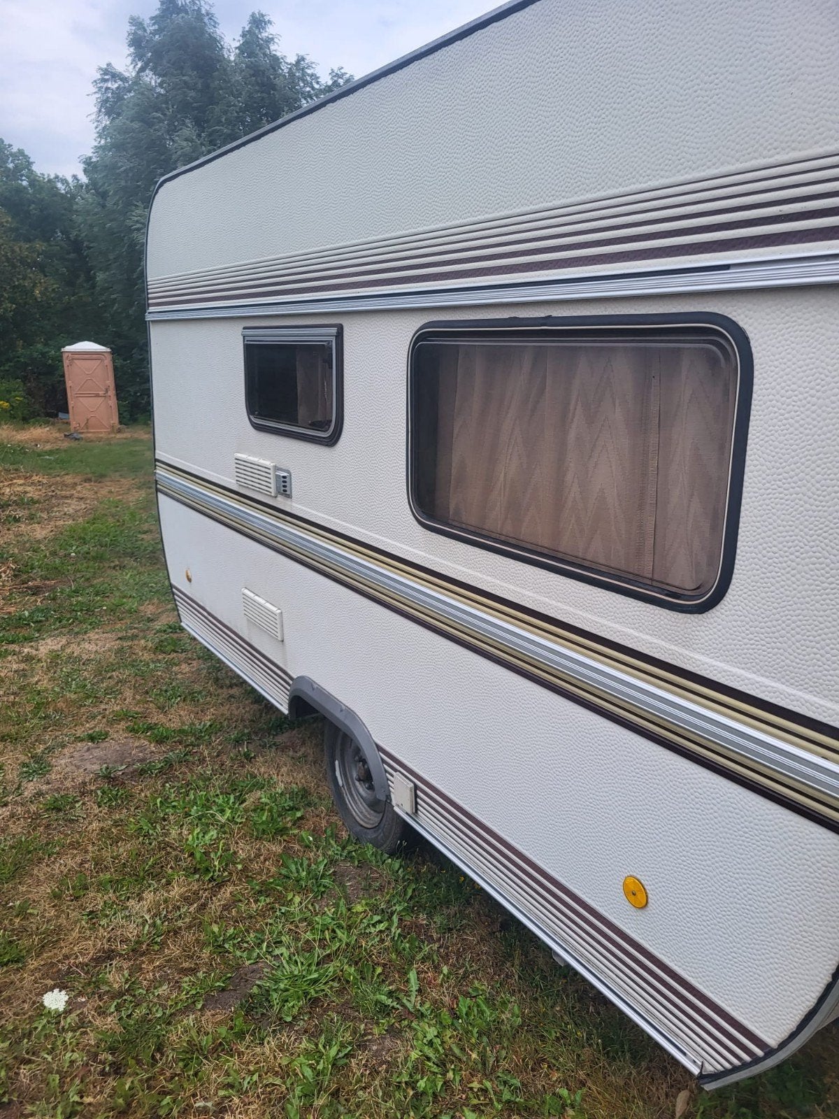Hobby caravan met vast 2 personnsbed en veel ruimte, Particulier, Dwarsbed, 4 tot 5 meter, Schokbreker