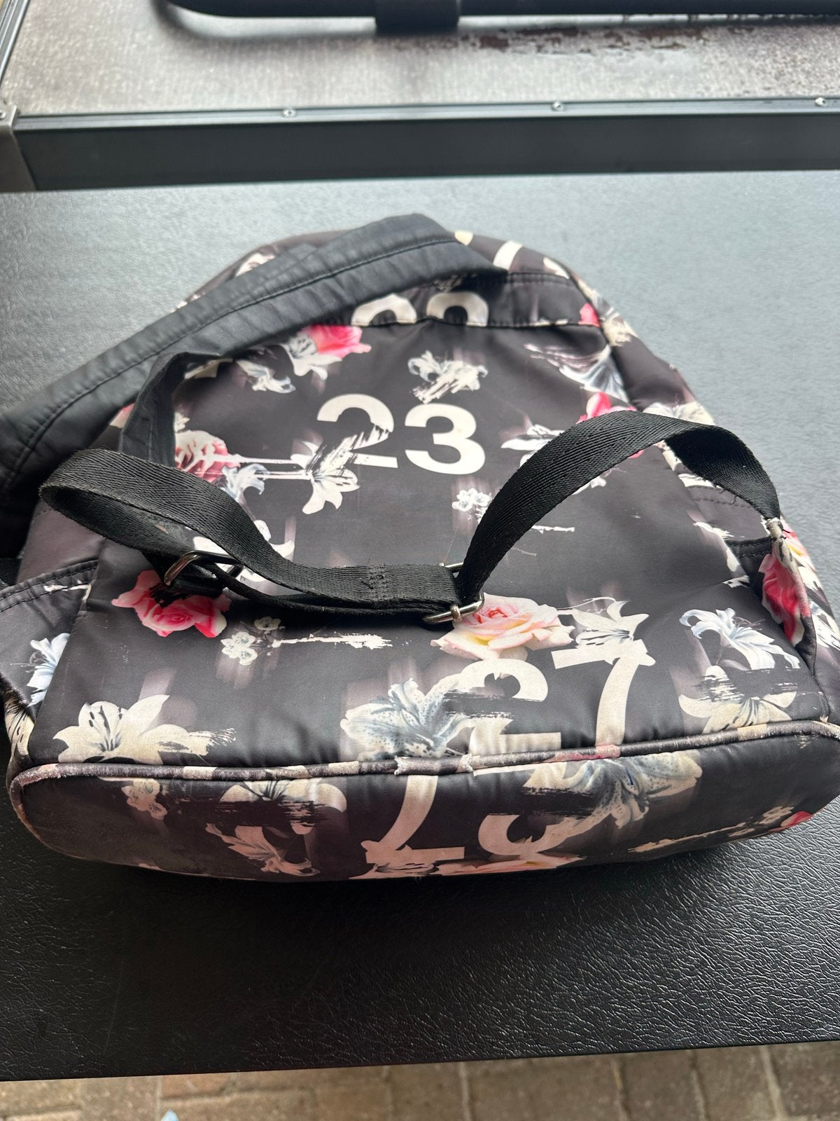 Superdry rugzak met bloemenprint en cijfers, Overige merken, Gebruikt, Ophalen of Verzenden, Minder dan 25 cm