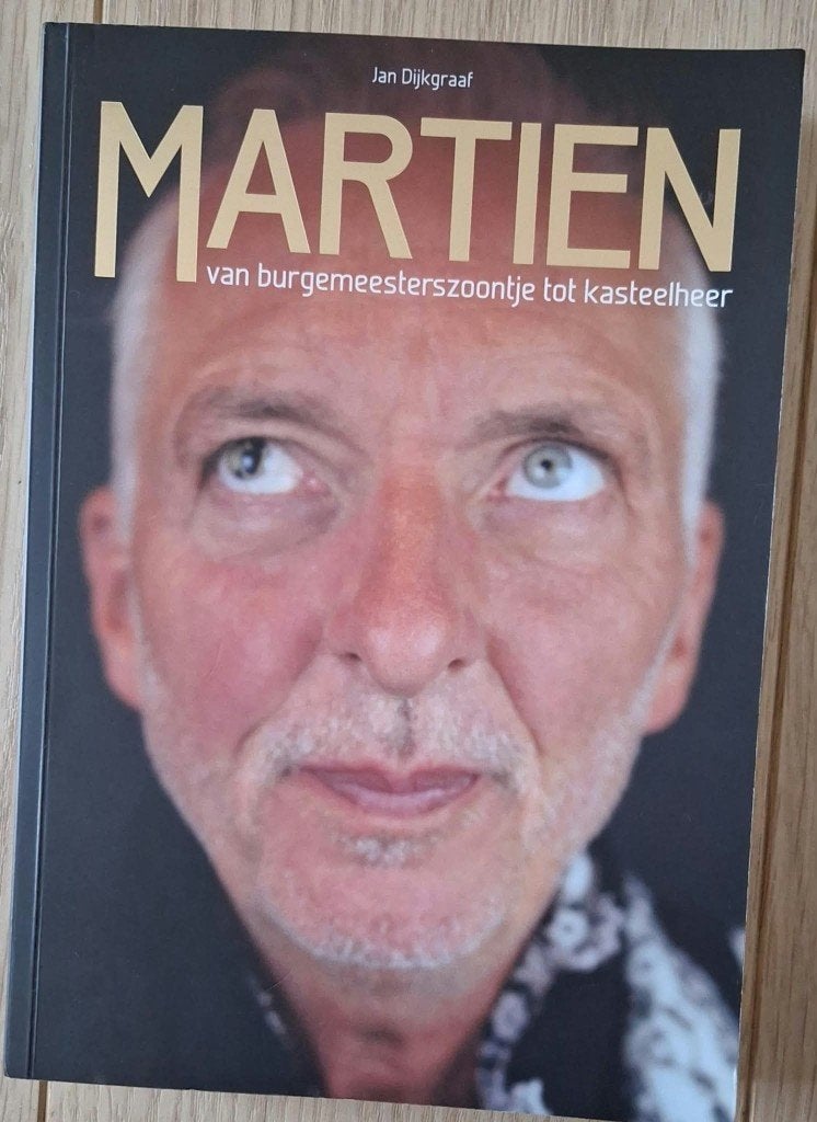 Martien Meiland van burgemeesterszoontje tot kasteelheer., Boeken, Ophalen of Verzenden, Zo goed als nieuw, Jan Dijkgraaf, Film, Tv en Media