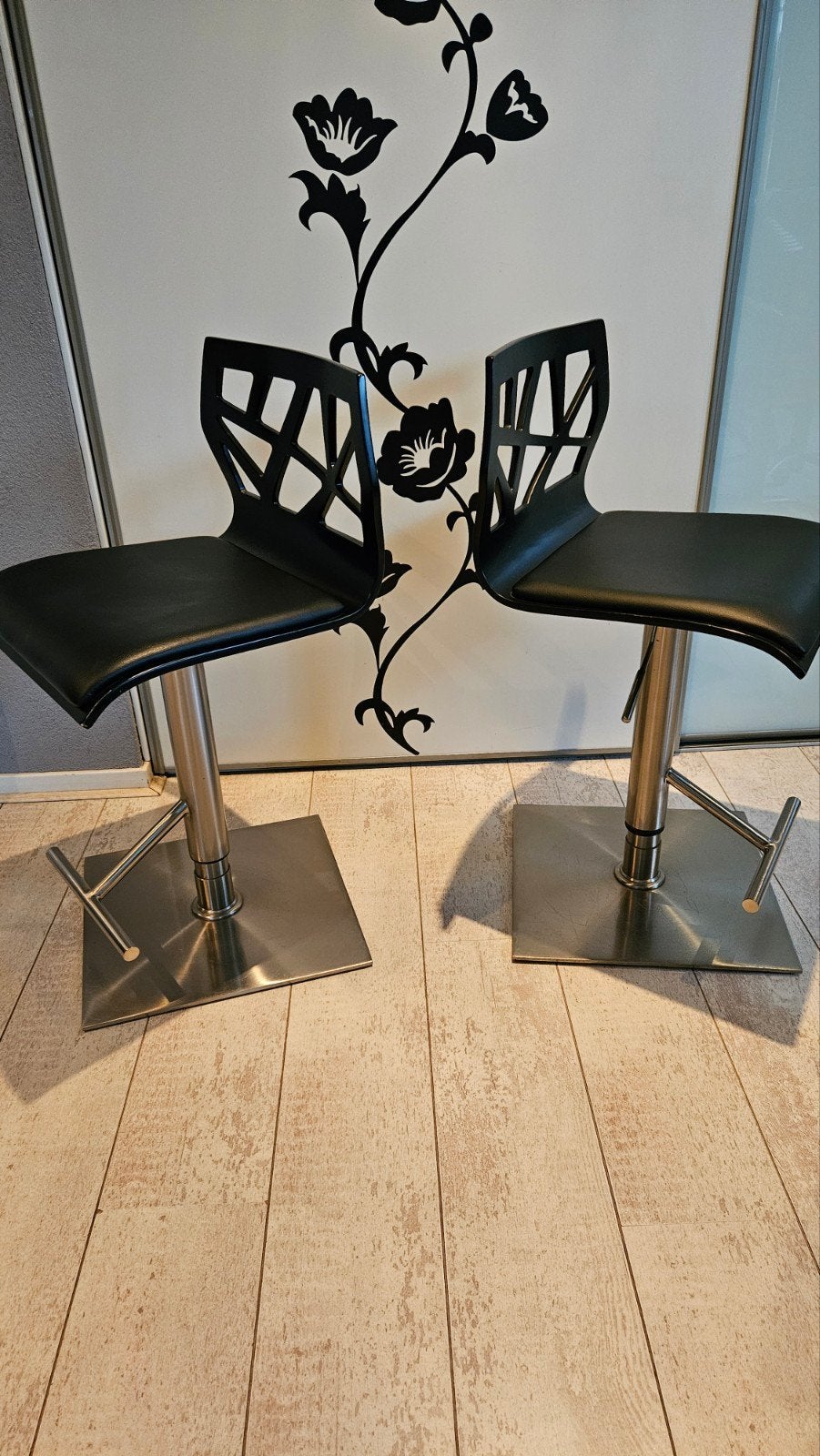 2 zwarte design Dan-Form Barkrukken, Ophalen, 60 tot 90 cm, Zo goed als nieuw, In hoogte verstelbaar